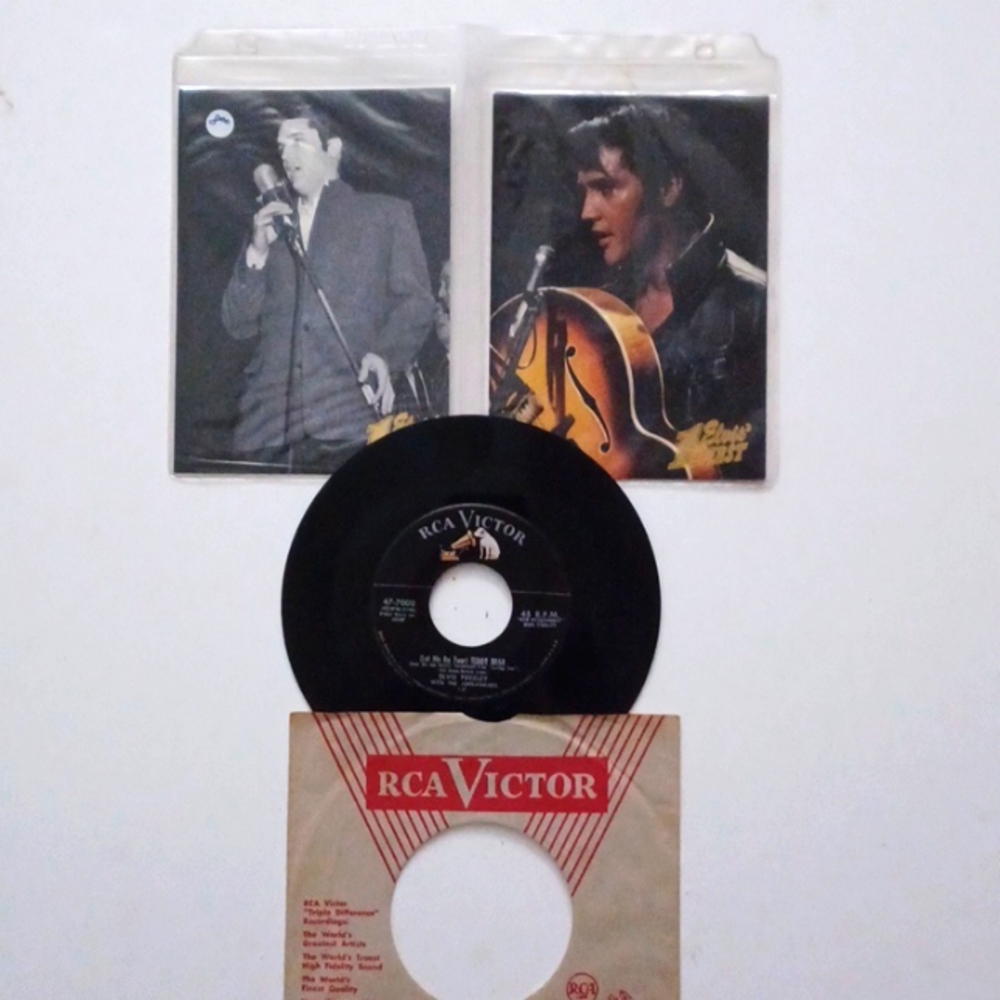 ELVIS PRESLEY never played 45 record with original sleeve and 2 5x7 photos